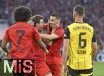12.04.2025, Fussball 1. Bundesliga 2024/2025, 29. Spieltag,  FC Bayern Mnchen - Borussia Dortmund, in der Allianz-Arena Mnchen. v.l. Serge Gnabry (FC Bayern Mnchen), Thomas Mller (FC Bayern Mnchen) und Raphael Guerreiro (FC Bayern Mnchen) jubeln . Salih zcan (Borussia Dortmund) 

