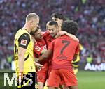 12.04.2025, Fussball 1. Bundesliga 2024/2025, 29. Spieltag,  FC Bayern Mnchen - Borussia Dortmund, in der Allianz-Arena Mnchen. v.l. Thomas Mller (FC Bayern Mnchen), Raphael Guerreiro (FC Bayern Mnchen), Aleksandar Pavlovic (Bayern Mnchen)  und Serge Gnabry (FC Bayern Mnchen) . Daniel Svensson (Borussia Dortmund) mag gar nicht hinschauen

