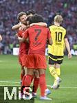 12.04.2025, Fussball 1. Bundesliga 2024/2025, 29. Spieltag,  FC Bayern Mnchen - Borussia Dortmund, in der Allianz-Arena Mnchen. v.l. Thomas Mller (FC Bayern Mnchen), Raphael Guerreiro (FC Bayern Mnchen), Aleksandar Pavlovic (Bayern Mnchen)  und Serge Gnabry (FC Bayern Mnchen) . 

