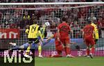 12.04.2025, Fussball 1. Bundesliga 2024/2025, 29. Spieltag,  FC Bayern Mnchen - Borussia Dortmund, in der Allianz-Arena Mnchen. Waldemar Anton (Borussia Dortmund) trifft zum 2:2 gegen Torwart Jonas Urbig (FC Bayern Mnchen) v.l. Torwart Jonas Urbig (FC Bayern Mnchen), Maximilian Beier (Borussia Dortmund), Harry Kane (FC Bayern Mnchen), Aleksandar Pavlovic (Bayern Mnchen) , Raphael Guerreiro (FC Bayern Mnchen) und Waldemar Anton (Borussia Dortmund) 

