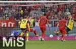 12.04.2025, Fussball 1. Bundesliga 2024/2025, 29. Spieltag,  FC Bayern Mnchen - Borussia Dortmund, in der Allianz-Arena Mnchen. Waldemar Anton (Borussia Dortmund) trifft zum 2:2 gegen Torwart Jonas Urbig (FC Bayern Mnchen) v.l. Torwart Jonas Urbig (FC Bayern Mnchen), Maximilian Beier (Borussia Dortmund), Harry Kane (FC Bayern Mnchen), Aleksandar Pavlovic (Bayern Mnchen) , Raphael Guerreiro (FC Bayern Mnchen) und Waldemar Anton (Borussia Dortmund) 

