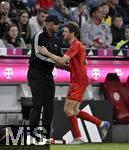 12.04.2025, Fussball 1. Bundesliga 2024/2025, 29. Spieltag,  FC Bayern Mnchen - Borussia Dortmund, in der Allianz-Arena Mnchen. Thomas Mller (FC Bayern Mnchen) geht aus dem Spiel und klatscht mit Trainer Vincent Kompany (FC Bayern Mnchen) ab,.


