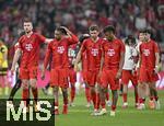 12.04.2025, Fussball 1. Bundesliga 2024/2025, 29. Spieltag,  FC Bayern Mnchen - Borussia Dortmund, in der Allianz-Arena Mnchen. v.l. Eric Dier (FC Bayern Mnchen), Michael Olise (FC Bayern Mnchen), Thomas Mller (FC Bayern Mnchen), Kingsley Coman (FC Bayern Mnchen) und Aleksandar Pavlovic (Bayern Mnchen)  lassen nach dem Spiel die Kpfe hngen.

