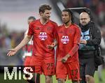 12.04.2025, Fussball 1. Bundesliga 2024/2025, 29. Spieltag,  FC Bayern Mnchen - Borussia Dortmund, in der Allianz-Arena Mnchen. v.l. Thomas Mller (FC Bayern Mnchen) und Michael Olise (FC Bayern Mnchen) sind nach dem Spiel enttuscht.

