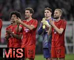 12.04.2025, Fussball 1. Bundesliga 2024/2025, 29. Spieltag,  FC Bayern Mnchen - Borussia Dortmund, in der Allianz-Arena Mnchen. v.l. Serge Gnabry (FC Bayern Mnchen), Thomas Mller (FC Bayern Mnchen), Torwart Jonas Urbig (FC Bayern Mnchen) und Konrad Laimer (FC Bayern Mnchen) sind nach dem Spiel enttuscht.


