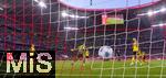 12.04.2025, Fussball 1. Bundesliga 2024/2025, 29. Spieltag,  FC Bayern Mnchen - Borussia Dortmund, in der Allianz-Arena Mnchen. Nach dem Gegentor zum 2:1 fr Bayern stehen die Dortmunder geschockt da, mitte: Torwart Gregor Kobel (Borussia Dortmund), re: Niklas Sle (Borussia Dortmund) der Ball zappelt im Netz.

