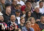 12.04.2025, Fussball 1. Bundesliga 2024/2025, 29. Spieltag,  FC Bayern Mnchen - Borussia Dortmund, in der Allianz-Arena Mnchen. Der derzeit verletzte Jamal Musiala (mitte, FC Bayern Mnchen) auf der Tribne als Zuschauer mit Schwester Latisha (re).