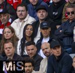 12.04.2025, Fussball 1. Bundesliga 2024/2025, 29. Spieltag,  FC Bayern Mnchen - Borussia Dortmund, in der Allianz-Arena Mnchen. Der derzeit verletzte Jamal Musiala (re, FC Bayern Mnchen) auf der Tribne als Zuschauer mit Schwester Latisha (mitte) und Mutter Carolin Musiala (li)