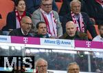 12.04.2025, Fussball 1. Bundesliga 2024/2025, 29. Spieltag,  FC Bayern Mnchen - Borussia Dortmund, in der Allianz-Arena Mnchen. Frustrierte Stimmung bei der Vereinsfhrung BVB, vordere Reihe v.li: Geschftsfhrer Carsten Cramer (Dortmund), Lars Ricken (Geschftsfhrer Sport), Matthias Sammer (Berater des Managements), 