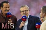 12.04.2025, Fussball 1. Bundesliga 2024/2025, 29. Spieltag,  FC Bayern Mnchen - Borussia Dortmund, in der Allianz-Arena Mnchen. v.li: Sebastian Hellmann (SKY-Moderator), Vorstandsvorsitzender Jan-Christian Dreesen (FC Bayern Mnchen), 