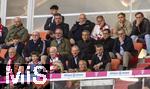 12.04.2025, Fussball 1. Bundesliga 2024/2025, 29. Spieltag,  FC Bayern Mnchen - Borussia Dortmund, in der Allianz-Arena Mnchen.  Bayerns-Vereinsfhrung nachdenklich auf der Ehrentribne. v.li: Ehren-Prsident Uli Hoene (FC Bayern Mnchen, Hoeness), Ex-Vorstandsvorsitzender Karl-Heinz Rummenigge (FC Bayern Mnchen), Geschftsfhrer Michael Diederich (FC Bayern Mnchen), Sportvorstand Max Eberl (Bayern Mnchen), Vorstandsvorsitzender Jan-Christian Dreesen (FC Bayern Mnchen), Prsident Herbert Hainer (FC Bayern).