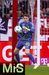 12.04.2025, Fussball 1. Bundesliga 2024/2025, 29. Spieltag,  FC Bayern Mnchen - Borussia Dortmund, in der Allianz-Arena Mnchen. Torwart Jonas Urbig (FC Bayern Mnchen) hat den Ball