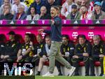 12.04.2025, Fussball 1. Bundesliga 2024/2025, 29. Spieltag,  FC Bayern Mnchen - Borussia Dortmund, in der Allianz-Arena Mnchen. Trainer Niko Kovac (Borussia Dortmund) gibt Anweisungen.
