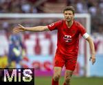 12.04.2025, Fussball 1. Bundesliga 2024/2025, 29. Spieltag,  FC Bayern Mnchen - Borussia Dortmund, in der Allianz-Arena Mnchen. Thomas Mller (FC Bayern Mnchen) gibt Anweisungen