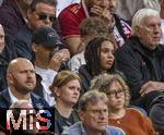 12.04.2025, Fussball 1. Bundesliga 2024/2025, 29. Spieltag,  FC Bayern Mnchen - Borussia Dortmund, in der Allianz-Arena Mnchen. Der derzeit verletzte Jamal Musiala (li, FC Bayern Mnchen) auf der Tribne als Zuschauer mit Schwester Latisha (re).