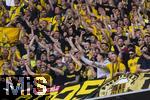 12.04.2025, Fussball 1. Bundesliga 2024/2025, 29. Spieltag,  FC Bayern Mnchen - Borussia Dortmund, in der Allianz-Arena Mnchen. Dortmund Fans feiern einen Treffer ihres Teams.