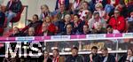 12.04.2025, Fussball 1. Bundesliga 2024/2025, 29. Spieltag,  FC Bayern Mnchen - Borussia Dortmund, in der Allianz-Arena Mnchen. Frustrierte Stimmung bei der Vereinsfhrung BVB, vordere Reihe v.li: Geschftsfhrer Hans-Joachim Watzke (Borussia Dortmund), Dr. Reinhold Lunow (Prsident, Dortmund), Thomas Tre (Geschftsfhrer, Dortmund), Geschftsfhrer Carsten Cramer (Dortmund), Lars Ricken (Geschftsfhrer Sport), Matthias Sammer (Berater des Managements), 
