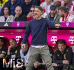 12.04.2025, Fussball 1. Bundesliga 2024/2025, 29. Spieltag,  FC Bayern Mnchen - Borussia Dortmund, in der Allianz-Arena Mnchen. Trainer Niko Kovac (Borussia Dortmund) gibt Anweisungen.