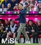 12.04.2025, Fussball 1. Bundesliga 2024/2025, 29. Spieltag,  FC Bayern Mnchen - Borussia Dortmund, in der Allianz-Arena Mnchen. Trainer Niko Kovac (Borussia Dortmund) gibt Anweisungen.