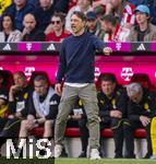 12.04.2025, Fussball 1. Bundesliga 2024/2025, 29. Spieltag,  FC Bayern Mnchen - Borussia Dortmund, in der Allianz-Arena Mnchen. Trainer Niko Kovac (Borussia Dortmund) gibt Anweisungen.
