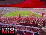 12.04.2025, Fussball 1. Bundesliga 2024/2025, 29. Spieltag,  FC Bayern Mnchen - Borussia Dortmund, in der Allianz-Arena Mnchen. Bayernfans in der Sdkurve prsentieren ihre Fanschals