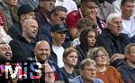 12.04.2025, Fussball 1. Bundesliga 2024/2025, 29. Spieltag,  FC Bayern Mnchen - Borussia Dortmund, in der Allianz-Arena Mnchen. Der derzeit verletzte Jamal Musiala (mitte, FC Bayern Mnchen) auf der Tribne als Zuschauer mit Schwester Latisha (re).
