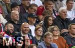 12.04.2025, Fussball 1. Bundesliga 2024/2025, 29. Spieltag,  FC Bayern Mnchen - Borussia Dortmund, in der Allianz-Arena Mnchen. Der derzeit verletzte Jamal Musiala (mitte, FC Bayern Mnchen) auf der Tribne als Zuschauer mit Schwester Latisha (re).