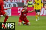 12.04.2025, Fussball 1. Bundesliga 2024/2025, 29. Spieltag,  FC Bayern Mnchen - Borussia Dortmund, in der Allianz-Arena Mnchen. Thomas Mller (FC Bayern Mnchen) am Boden.