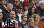 12.04.2025, Fussball 1. Bundesliga 2024/2025, 29. Spieltag,  FC Bayern Mnchen - Borussia Dortmund, in der Allianz-Arena Mnchen. Der derzeit verletzte Jamal Musiala (mitte, FC Bayern Mnchen) auf der Tribne als Zuschauer mit Schwester Latisha (re).