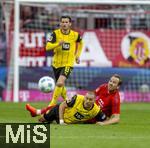 12.04.2025, Fussball 1. Bundesliga 2024/2025, 29. Spieltag,  FC Bayern Mnchen - Borussia Dortmund, in der Allianz-Arena Mnchen. v.li: Waldemar Anton (Borussia Dortmund) gegen Harry Kane (FC Bayern Mnchen) 