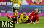 12.04.2025, Fussball 1. Bundesliga 2024/2025, 29. Spieltag,  FC Bayern Mnchen - Borussia Dortmund, in der Allianz-Arena Mnchen. v.li: Waldemar Anton (Borussia Dortmund) gegen Harry Kane (FC Bayern Mnchen) 