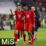 12.04.2025, Fussball 1. Bundesliga 2024/2025, 29. Spieltag,  FC Bayern Mnchen - Borussia Dortmund, in der Allianz-Arena Mnchen. Nach dem Spiel, v.li: Thomas Mller (FC Bayern Mnchen), Michael Olise (FC Bayern Mnchen) nachdenklich 