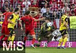 12.04.2025, Fussball 1. Bundesliga 2024/2025, 29. Spieltag,  FC Bayern Mnchen - Borussia Dortmund, in der Allianz-Arena Mnchen. Torwart Gregor Kobel (Borussia Dortmund) versucht den Ball zu fangen. li: Harry Kane (FC Bayern Mnchen), Thomas Mller (FC Bayern Mnchen) 