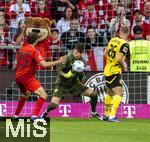 12.04.2025, Fussball 1. Bundesliga 2024/2025, 29. Spieltag,  FC Bayern Mnchen - Borussia Dortmund, in der Allianz-Arena Mnchen. Torwart Gregor Kobel (Borussia Dortmund) versucht den Ball zu fangen. li: Thomas Mller (FC Bayern Mnchen) re: Julian Ryerson (Borussia Dortmund) 