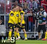 12.04.2025, Fussball 1. Bundesliga 2024/2025, 29. Spieltag,  FC Bayern Mnchen - Borussia Dortmund, in der Allianz-Arena Mnchen. Torjubel Maximilian Beier (mitte, Borussia Dortmund) mit Salih zcan (re, Borussia Dortmund), Pascal Gro (li, Borussia Dortmund) 