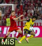 12.04.2025, Fussball 1. Bundesliga 2024/2025, 29. Spieltag,  FC Bayern Mnchen - Borussia Dortmund, in der Allianz-Arena Mnchen. von links:  Josip Stanisic (Bayern Mnchen) gegen Karim Adeyemi (Borussia Dortmund) 
