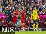 12.04.2025, Fussball 1. Bundesliga 2024/2025, 29. Spieltag,  FC Bayern Mnchen - Borussia Dortmund, in der Allianz-Arena Mnchen.  Thomas Mller (FC Bayern Mnchen) geht fr Kingsley Coman (FC Bayern Mnchen) aus dem Spiel.