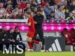12.04.2025, Fussball 1. Bundesliga 2024/2025, 29. Spieltag,  FC Bayern Mnchen - Borussia Dortmund, in der Allianz-Arena Mnchen. Trainer Vincent Kompany (FC Bayern Mnchen) wechselt Thomas Mller (FC Bayern Mnchen) aus dem Spiel.