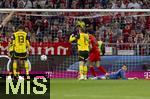 12.04.2025, Fussball 1. Bundesliga 2024/2025, 29. Spieltag,  FC Bayern Mnchen - Borussia Dortmund, in der Allianz-Arena Mnchen.  Torwart Jonas Urbig (FC Bayern Mnchen) frustriert am Boden nach einem Tor.
