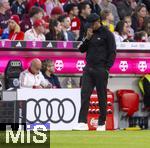 12.04.2025, Fussball 1. Bundesliga 2024/2025, 29. Spieltag,  FC Bayern Mnchen - Borussia Dortmund, in der Allianz-Arena Mnchen. Trainer Vincent Kompany (FC Bayern Mnchen) nachdenklich 