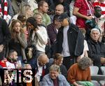 12.04.2025, Fussball 1. Bundesliga 2024/2025, 29. Spieltag,  FC Bayern Mnchen - Borussia Dortmund, in der Allianz-Arena Mnchen. Der derzeit verletzte Jamal Musiala (re, FC Bayern Mnchen) auf der Tribne als Zuschauer mit Schwester Latisha (mitte) und Mutter Carolin Musiala (li) 