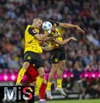 12.04.2025, Fussball 1. Bundesliga 2024/2025, 29. Spieltag,  FC Bayern Mnchen - Borussia Dortmund, in der Allianz-Arena Mnchen. v.li: Waldemar Anton (Borussia Dortmund) und Felix Nmecha (Borussia Dortmund) 