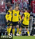 12.04.2025, Fussball 1. Bundesliga 2024/2025, 29. Spieltag,  FC Bayern Mnchen - Borussia Dortmund, in der Allianz-Arena Mnchen. Torjubel Maximilian Beier (mitte, Borussia Dortmund) mit Salih zcan (re, Borussia Dortmund), Pascal Gro (li, Borussia Dortmund) 