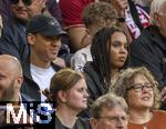 12.04.2025, Fussball 1. Bundesliga 2024/2025, 29. Spieltag,  FC Bayern Mnchen - Borussia Dortmund, in der Allianz-Arena Mnchen. Der derzeit verletzte Jamal Musiala (li, FC Bayern Mnchen) auf der Tribne als Zuschauer mit Schwester Latisha (re).