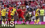 12.04.2025, Fussball 1. Bundesliga 2024/2025, 29. Spieltag,  FC Bayern Mnchen - Borussia Dortmund, in der Allianz-Arena Mnchen. Torwart Gregor Kobel (Borussia Dortmund) versucht den Ball zu fangen. li: Harry Kane (FC Bayern Mnchen), Thomas Mller (FC Bayern Mnchen) 