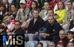 12.04.2025, Fussball 1. Bundesliga 2024/2025, 29. Spieltag,  FC Bayern Mnchen - Borussia Dortmund, in der Allianz-Arena Mnchen.  mitte: der derzeit verletzte Torwart Manuel Neuer (FC Bayern Mnchen) als Zuschauer auf der Bank. 