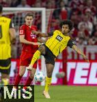 12.04.2025, Fussball 1. Bundesliga 2024/2025, 29. Spieltag,  FC Bayern Mnchen - Borussia Dortmund, in der Allianz-Arena Mnchen. von links:  Josip Stanisic (Bayern Mnchen) gegen Karim Adeyemi (Borussia Dortmund) 