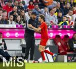 12.04.2025, Fussball 1. Bundesliga 2024/2025, 29. Spieltag,  FC Bayern Mnchen - Borussia Dortmund, in der Allianz-Arena Mnchen. Trainer Vincent Kompany (FC Bayern Mnchen) wechselt Thomas Mller (FC Bayern Mnchen) aus dem Spiel.