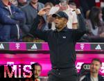 12.04.2025, Fussball 1. Bundesliga 2024/2025, 29. Spieltag,  FC Bayern Mnchen - Borussia Dortmund, in der Allianz-Arena Mnchen. Trainer Vincent Kompany (FC Bayern Mnchen) unzufrieden