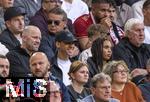 12.04.2025, Fussball 1. Bundesliga 2024/2025, 29. Spieltag,  FC Bayern Mnchen - Borussia Dortmund, in der Allianz-Arena Mnchen. Der derzeit verletzte Jamal Musiala (mitte, FC Bayern Mnchen) auf der Tribne als Zuschauer mit Schwester Latisha (re). 
